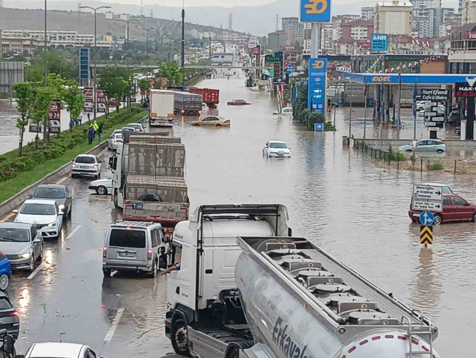 Ankara'da Şiddetli Yağış Su Baskınlarına Yol Açtı