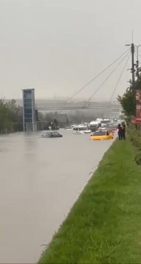 Ankara'da Şiddetli Yağış Su Baskınlarına Yol Açtı