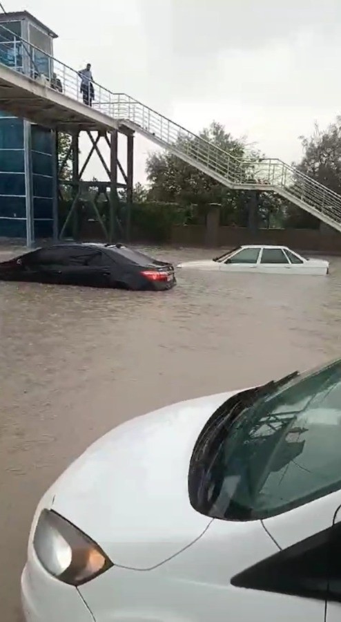 Ankara'da Şiddetli Yağış Su Baskınlarına Yol Açtı