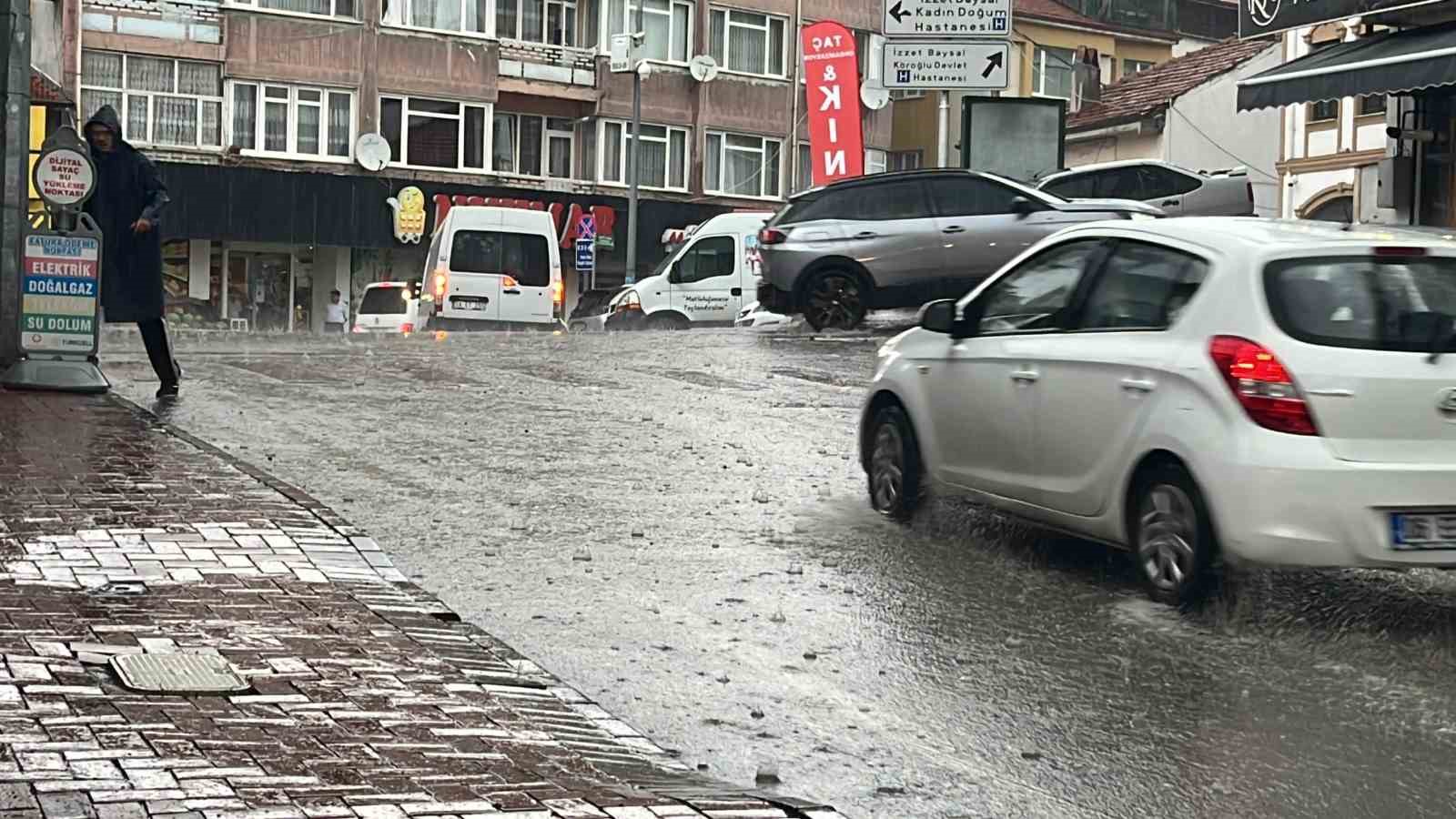 Bolu'da Etkili Yağmur ve Dolu Yaşamı Olumsuz Etkiledi