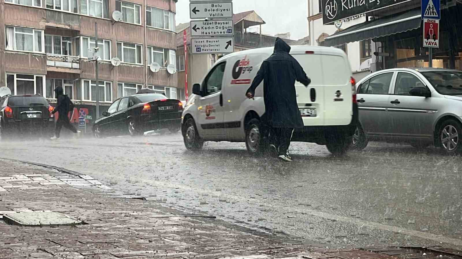 Bolu'da Etkili Yağmur ve Dolu Yaşamı Olumsuz Etkiledi