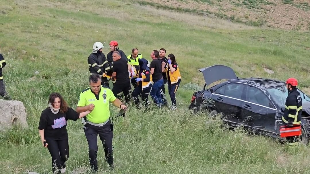 Çorum'da Otomobil Yamaçtan Yuvarlandı: 2 Yaralı