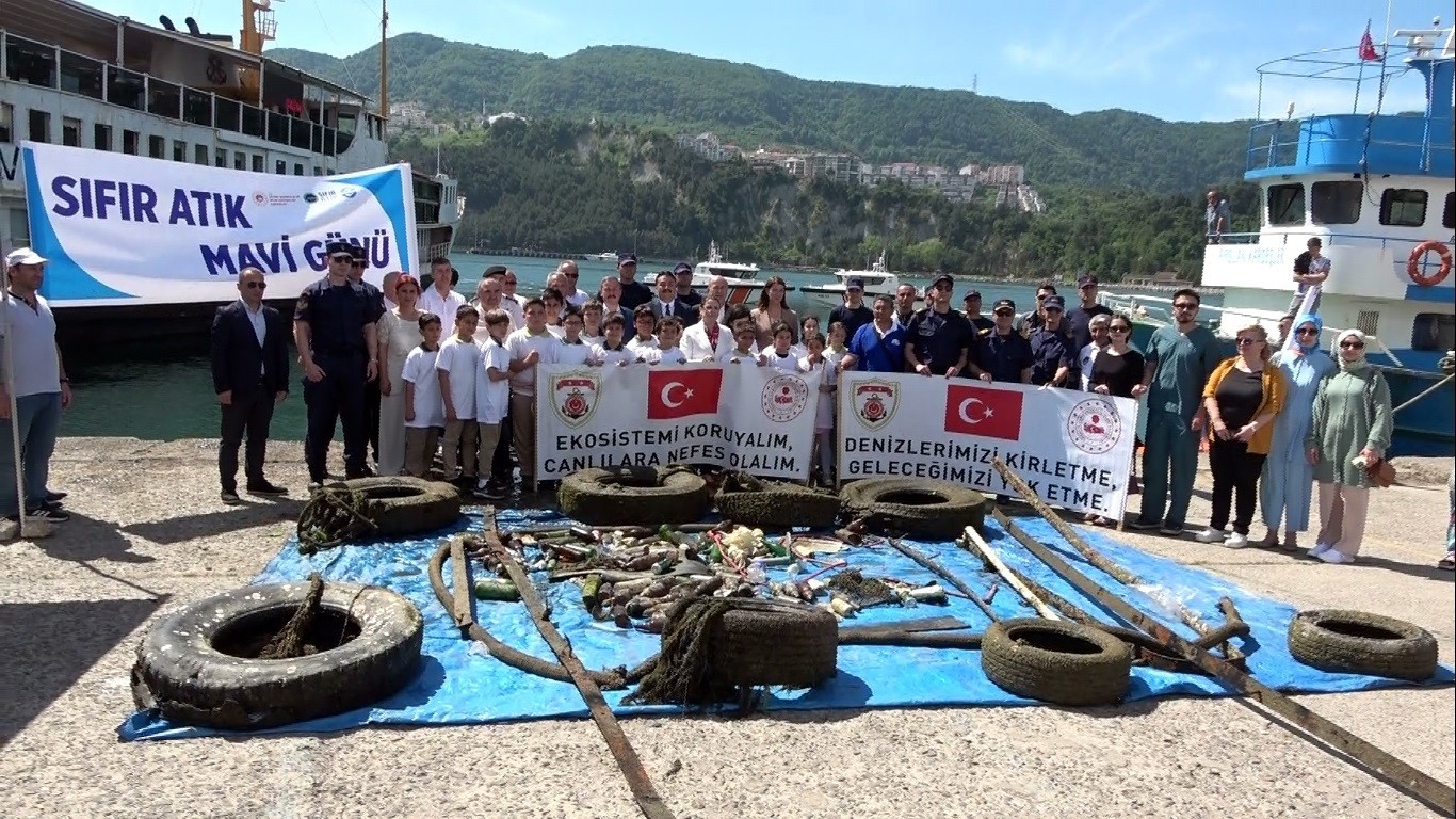 Denizlerdeki Atıklar Sahil Güvenlik Ekipleri Tarafından Temizlendi