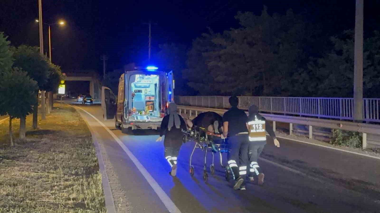 Düzce'de Trafik Kazası: Otomobil Kamyonete Arkadan Çarptı, 3 Kişi Yaralandı