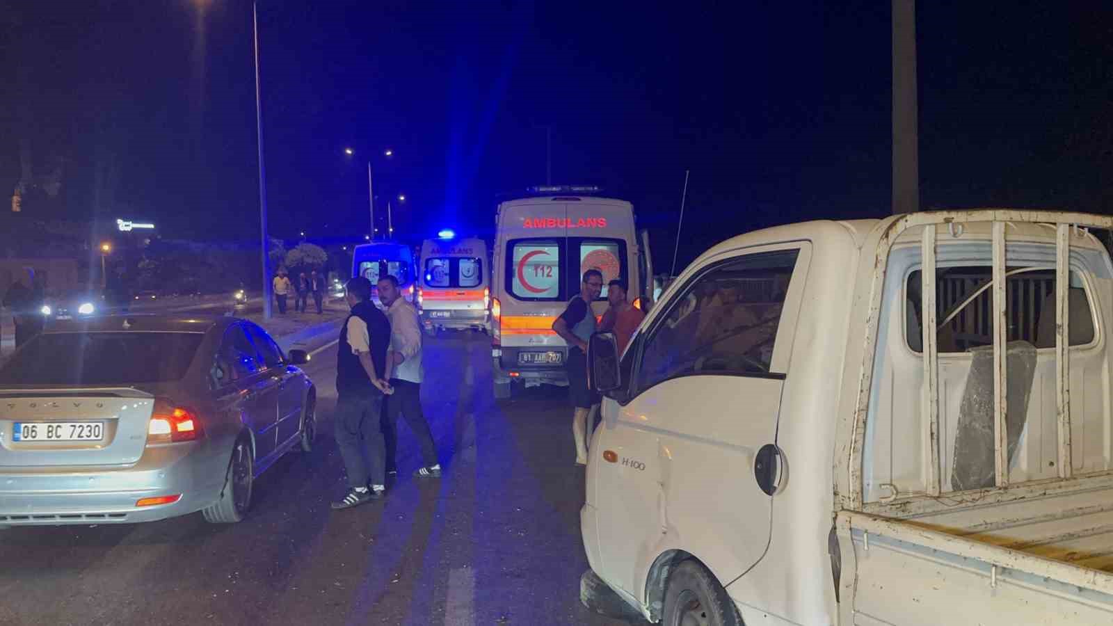 Düzce'de Trafik Kazası: Otomobil Kamyonete Arkadan Çarptı, 3 Kişi Yaralandı