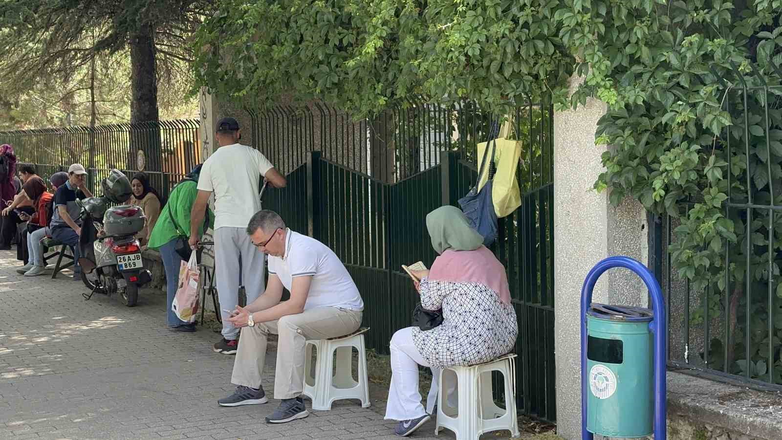 Eskişehir’de YKS Sınavına Giren Öğrencilerin Aileleri Dualarla Destek Verdi