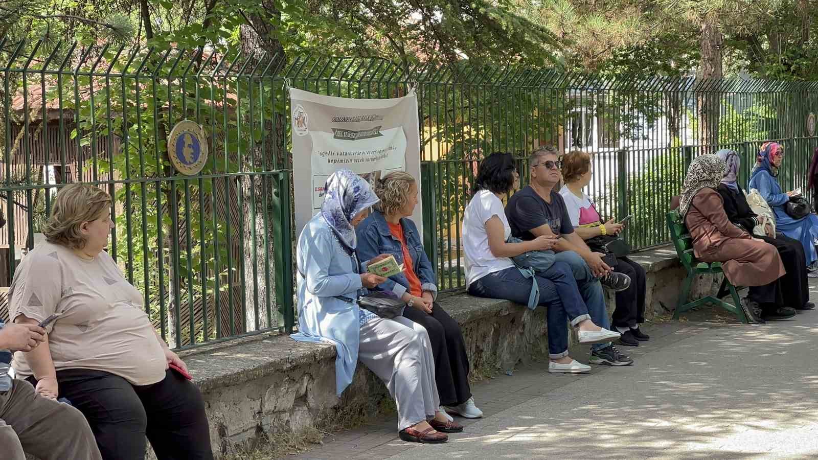 Eskişehir’de YKS Sınavına Giren Öğrencilerin Aileleri Dualarla Destek Verdi