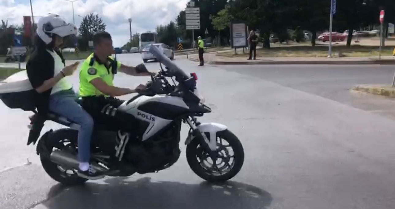 Polis Ekiplerinden Öğrencilere Örnek Davranış