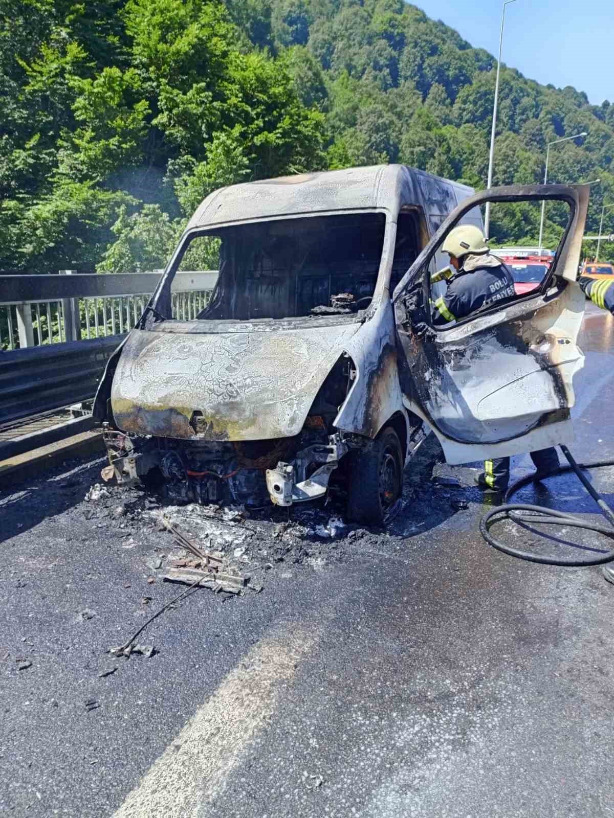 TEM Otoyolu'nda Minibüs Yangın Tehlikesi!