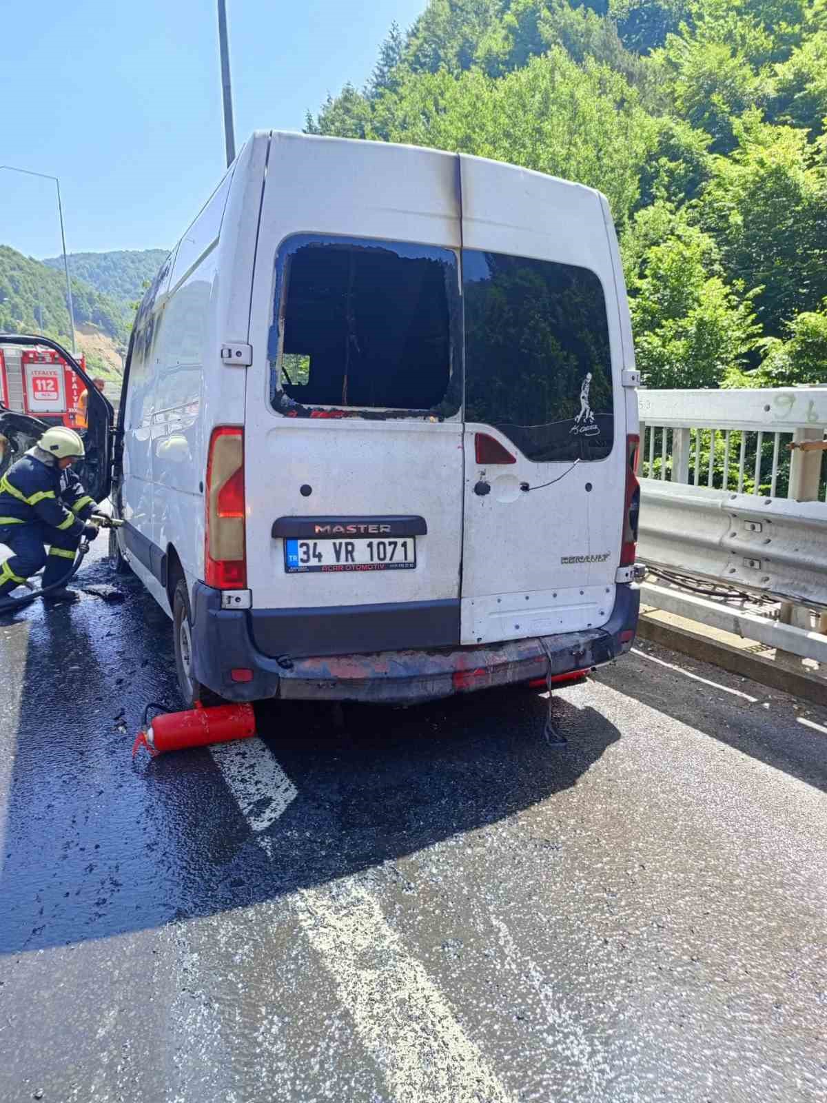 TEM Otoyolu'nda Minibüs Yangın Tehlikesi!