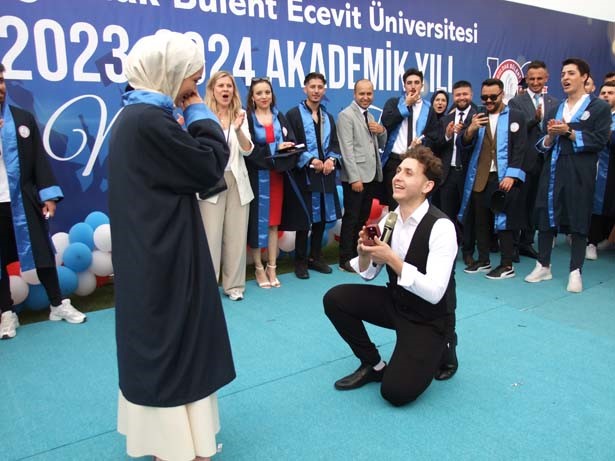 Zonguldak Bülent Ecevit Üniversitesi Mezuniyet Töreni Evlilik Teklifiyle Taçlandı