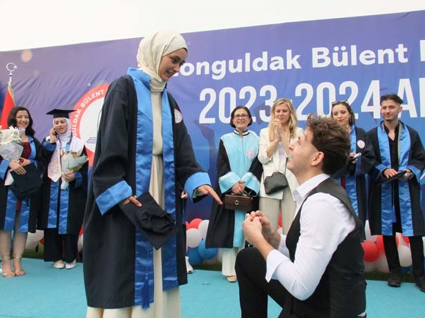 Zonguldak Bülent Ecevit Üniversitesi Mezuniyet Töreni Evlilik Teklifiyle Taçlandı